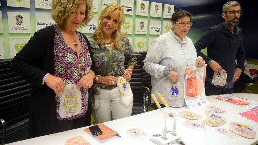 Carmen Fouces, Beatriz Crespo, Ánxela Paz y Víctor Loira, con bolsas de ostomía pintadas. // Rafa Vázquez