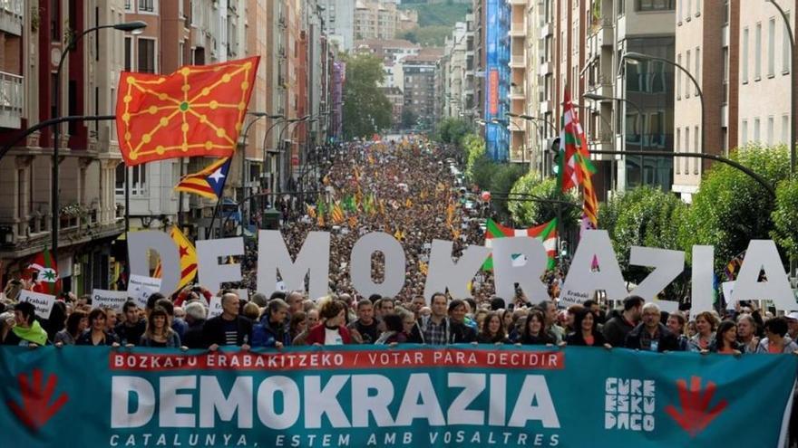 PNV y EH Bildu se manifiestan en Bilbao en apoyo al referendum catalán