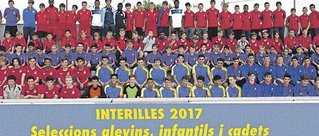 Imagen de familia de las selecciones de Mallorca, Eivissa y Formentera y Menorca tras jugar el Interilles.