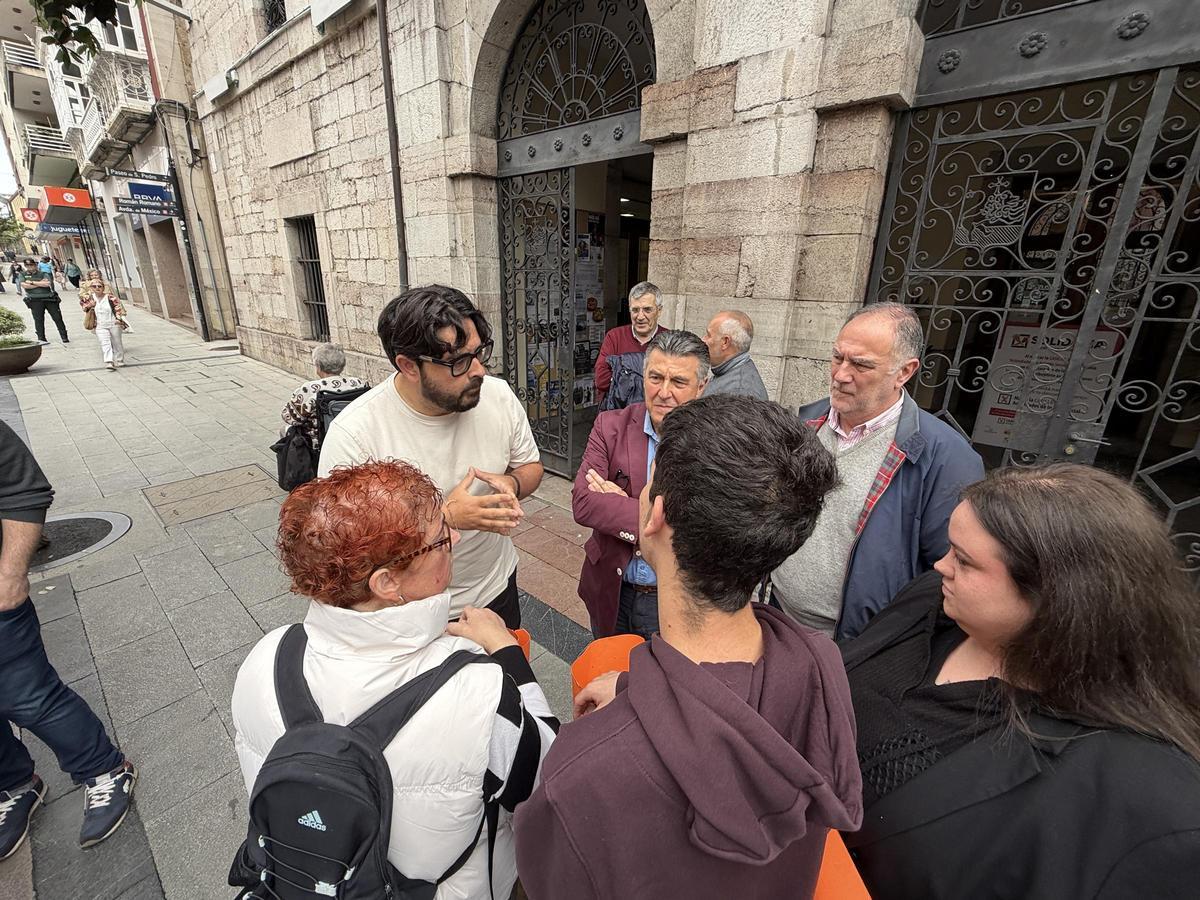 El alcalde de Llanes conversa con varios de los manifestantes, instantes antes de la protesta.