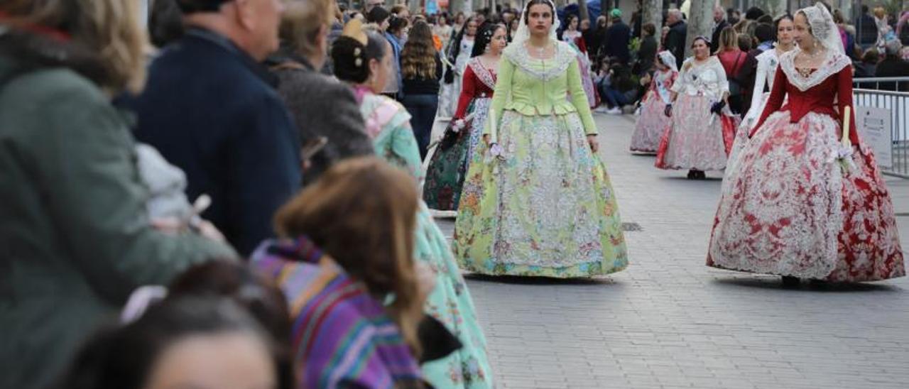 Dos falleras de Gandia desfilan sin banda en un acto de hace dos años. | XIMO FERRI