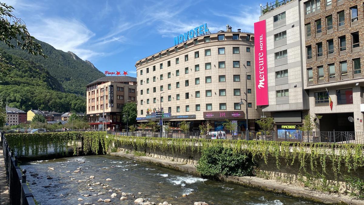 Diversos establiments hotelers d&#039;Andorra la Vella, situats al costat del riu Valira