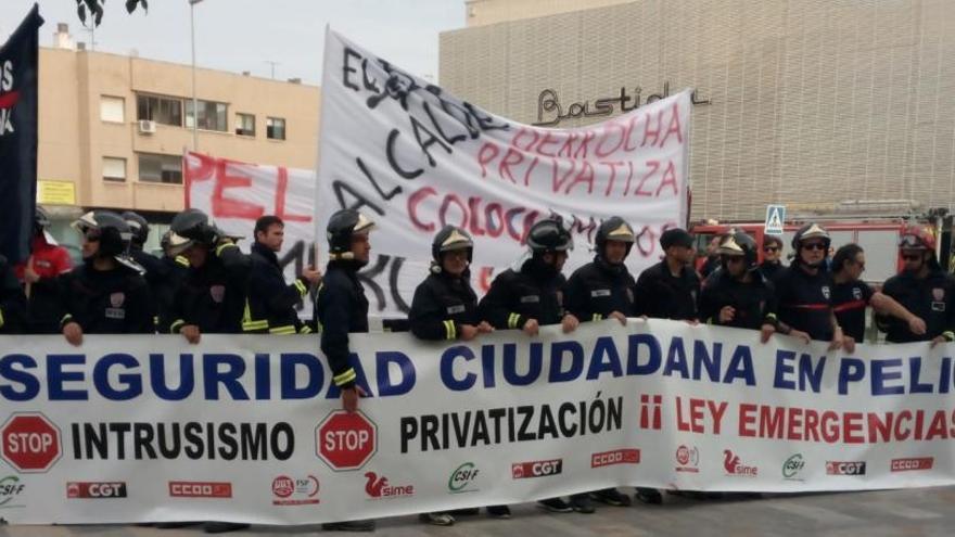 Un momento de la protesta de los Bomberos de hoy en San Javier.