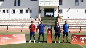 Los entrenadores, Sergi Milà y Óscar Gilsanz, y los capitanes, Álex Rico y Mario Domínguez, posan con el trofeo