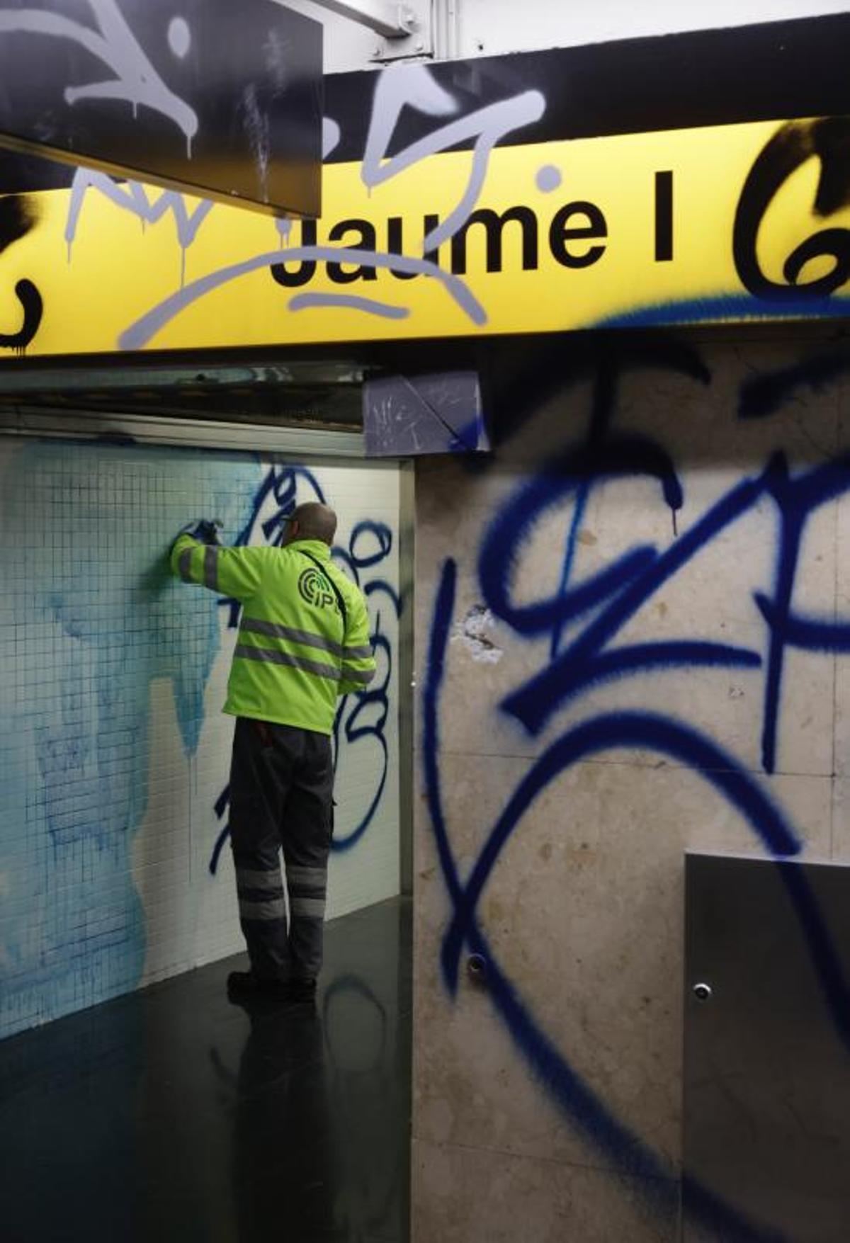 Así ha quedado la estación de metro de Jaume I después del acto vandálico