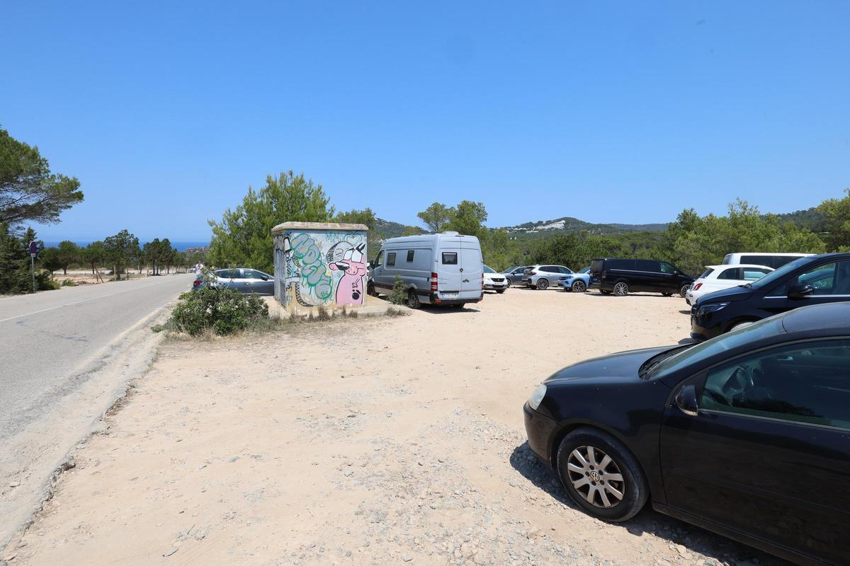 Crónica de un domingo en cala d'Hort con el aparcamiento cerrado.