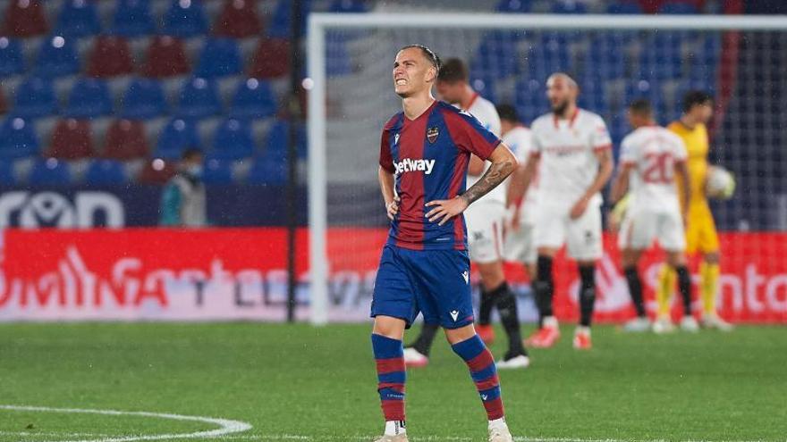Son se lamenta del gol encajado, ayer ante el Sevilla.  | EUROPA PRESS/AFP7