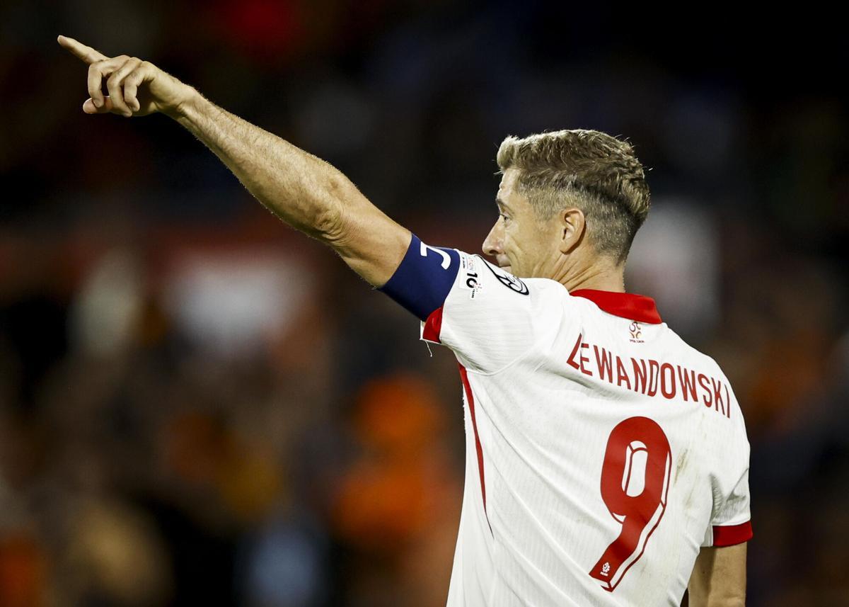 Rotterdam (Netherlands), 04/09/2025.- Robert Lewandowski of Poland gestures during the 2026 FIFA World Cup qualifying soccer match between the Netherlands and Poland, in Rotterdam, the Netherlands, 04 September 2025. (Mundial de Fútbol, Países Bajos; Holanda, Polonia) EFE/EPA/MAURICE VAN STEEN