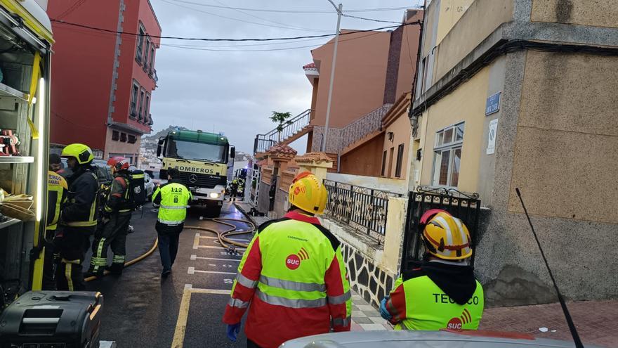 Dos heridos graves en un incendio en un edificio en Gran Canaria, con personas atrapadas