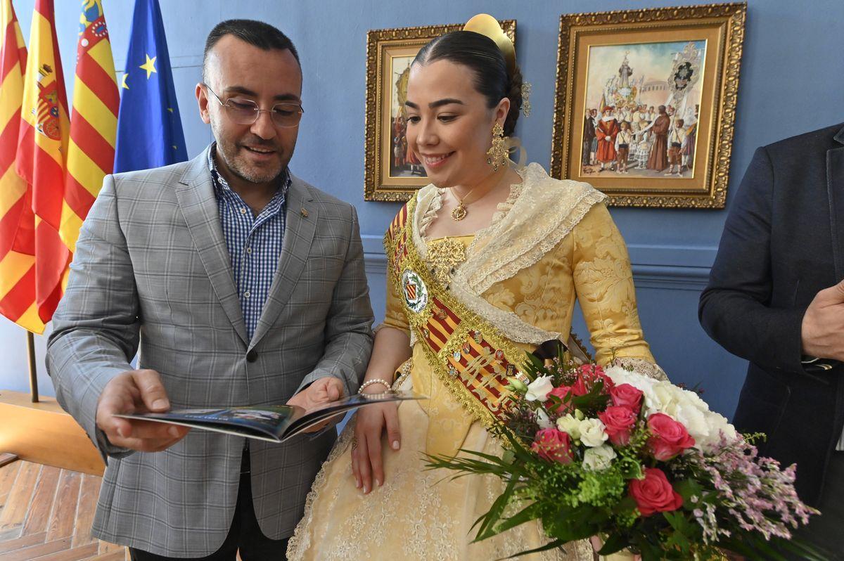El alcalde de Vila-real, José Benlloch; y la reina de las fiestas, maría Carmona, ojean el 'llibret' con las actividades en honor a Sant Pasqual.