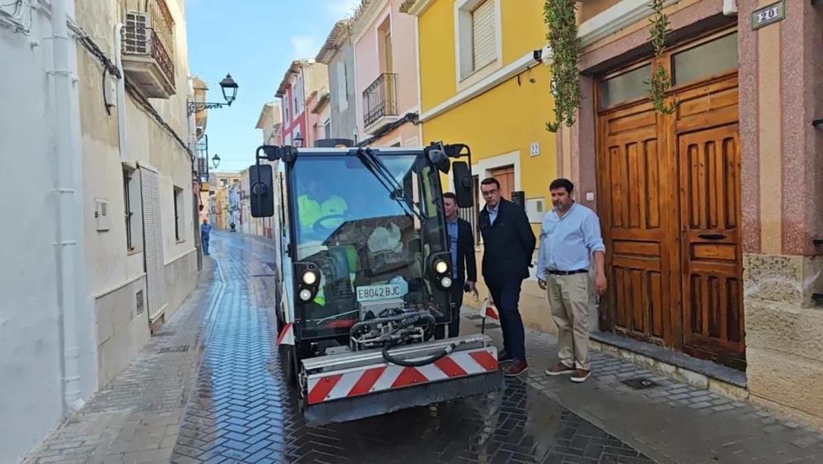 Una máquina de limpieza, el primer día del nuevo servicio en Mutxamel