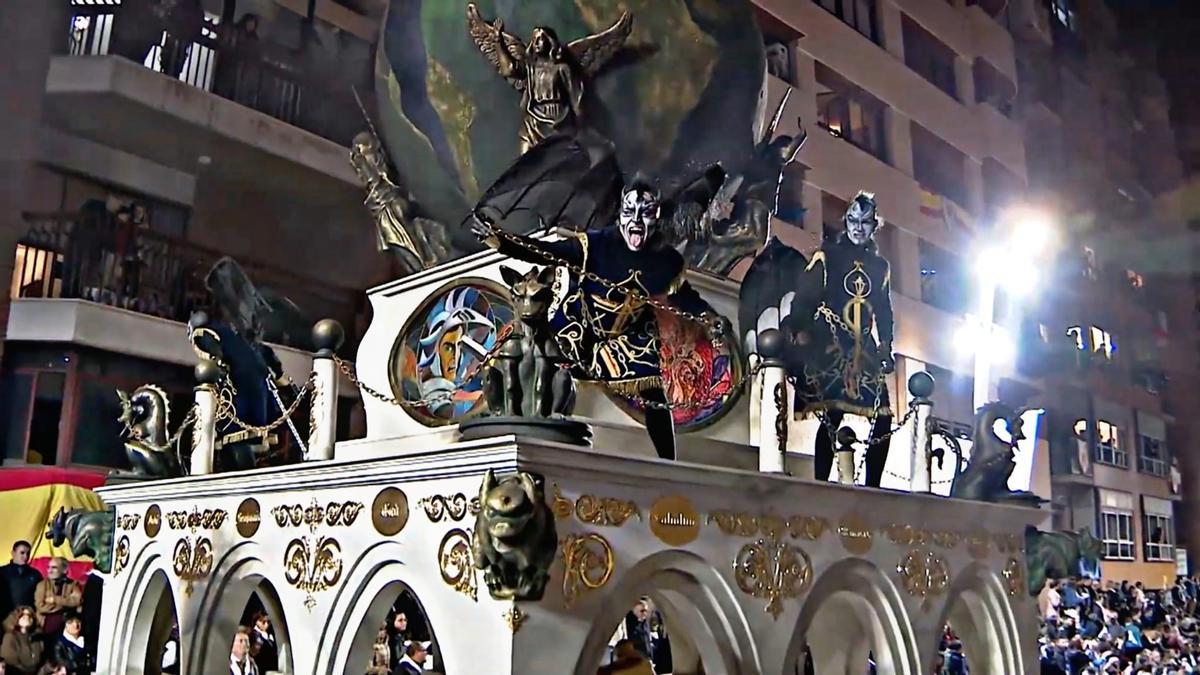 Andrés García, perfectamente caracterizado de demonio, en lo más alto de la carroza de la Visión de San Juan, conocida como la ‘Bola’.