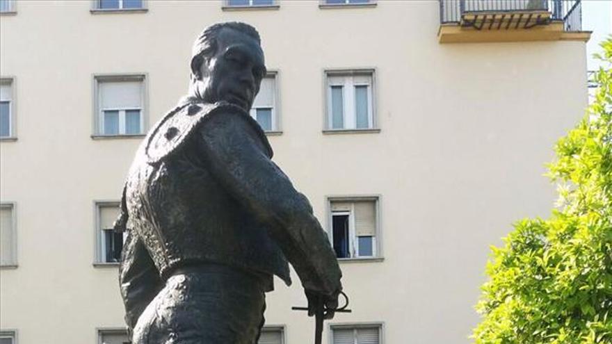 La estatua de Curro Romero en Sevilla sufre un nuevo ataque con pintura