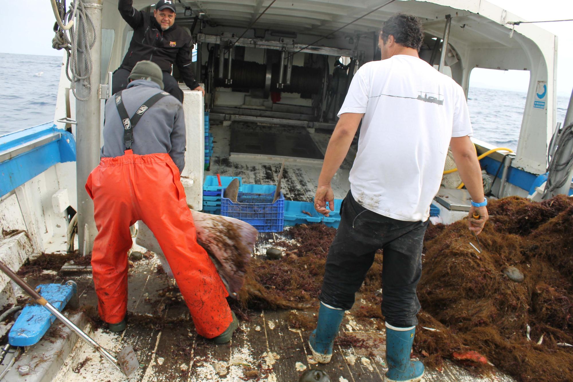 A bordo del ‘Charpat Segundo’, uno de los arrastreros convocados a la huelga contra la «criminalización» de la pesca y las medidas de la UE