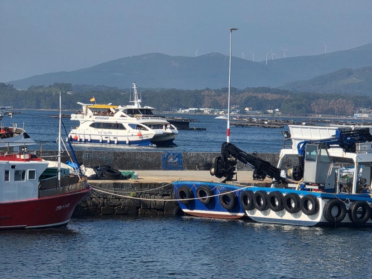 La actividad es intensa en la calles de O Grove, su puerto y sus barcos de pasaje.