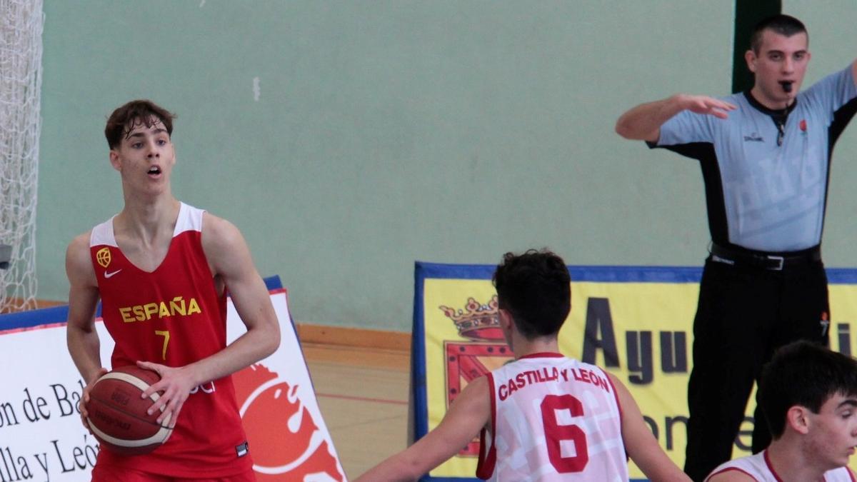 Guillermo de Pino se prepara para realizar un saque con España sub 16.