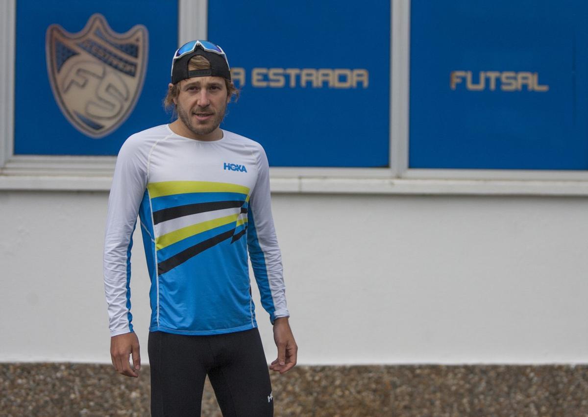 Cristóbal Dios, a las puertas del pabellón Coto Ferreiro de A Estrada | BERNABÉ