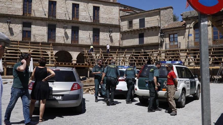 Agentes de la Guardia Civil en la plaza de Fermoselle