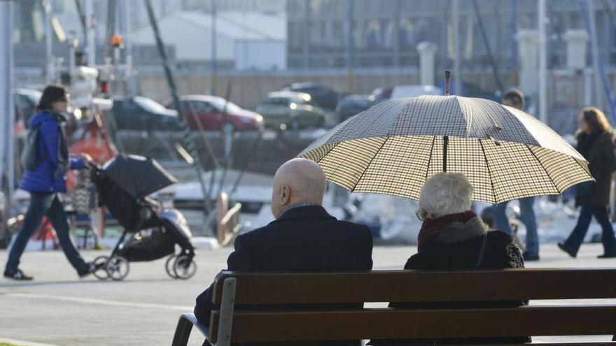 Una mujer usa el paraguas para protegerse del sol.