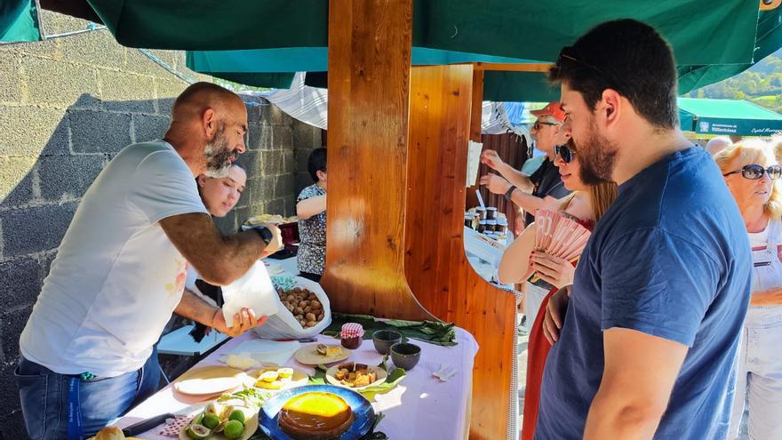 Mucho ambiente y menos figos en la feria de Rozaes: así fue la cita dominical en la localidad de Villaviciosa