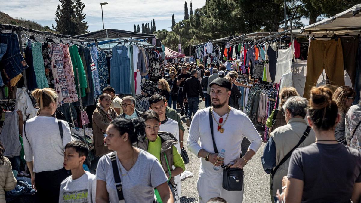 El histórico mercado ambulante inicia un exilio temporal: las obras de reforma del barrio exigen dejar libres las calles del Acer, de la Metal·lúrgia y del Crom, donde los puestos comerciales llevaban más de 50 años asentados. La nueva ubicación es desde el cruce de la calle de los Ferrocarrils Catalans con calle Foc hasta el cruce de la calle de la Mare de Déu de Port con el de calle Motors.