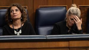 Las vicepresidentas primera, María Jesús Montero, y segunda, Yolanda Díaz, en el Congreso de los Diputados.