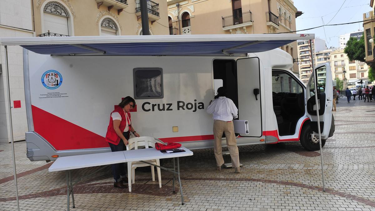 La autocaravana aparcada en la Plaça de Baix de Elche, que cuenta con duchas, entre otros servicios.