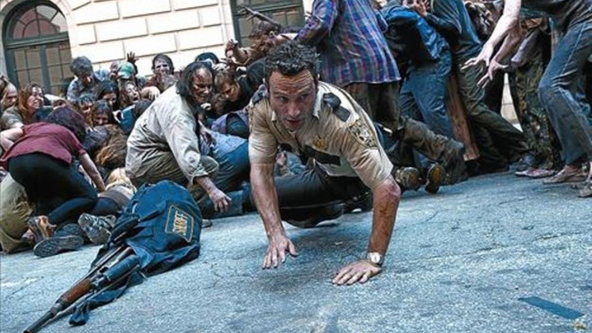 El 'sheriff' Rick Grimes (encarnado por el actor Andrew Lincoln), en una comprometida situación de la serie.