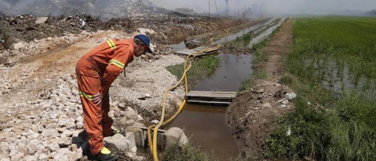 Un operario examina el circuito de agua utilizado para apagar el incendio de Sollana.