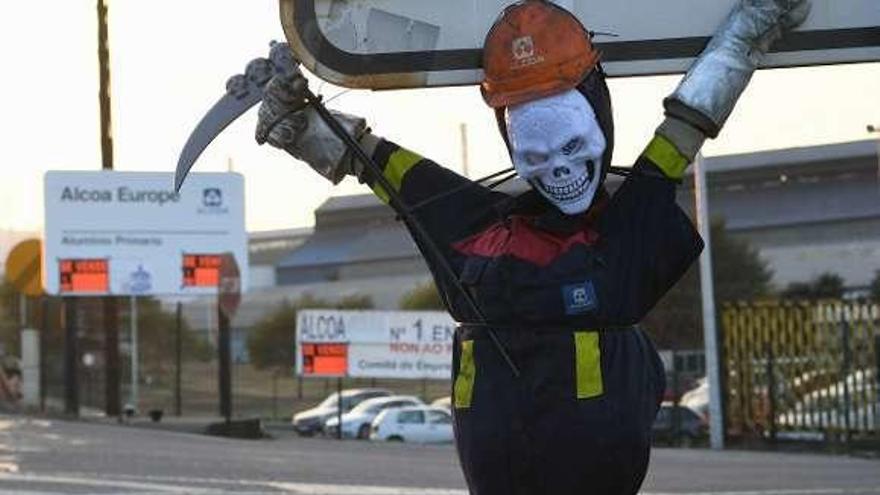 Muñeco-protesta ante la fábrica de Alcoa en A Grela.