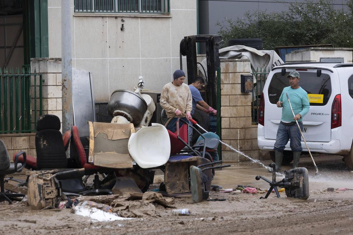 Trabajos de limpieza en el polígono de Catarroja, el municipio con más ERTE tras la dana.