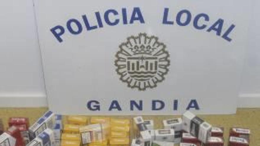 La policía confisca decenas de cajetillas de tabaco ilegales en un negocio de Gandia