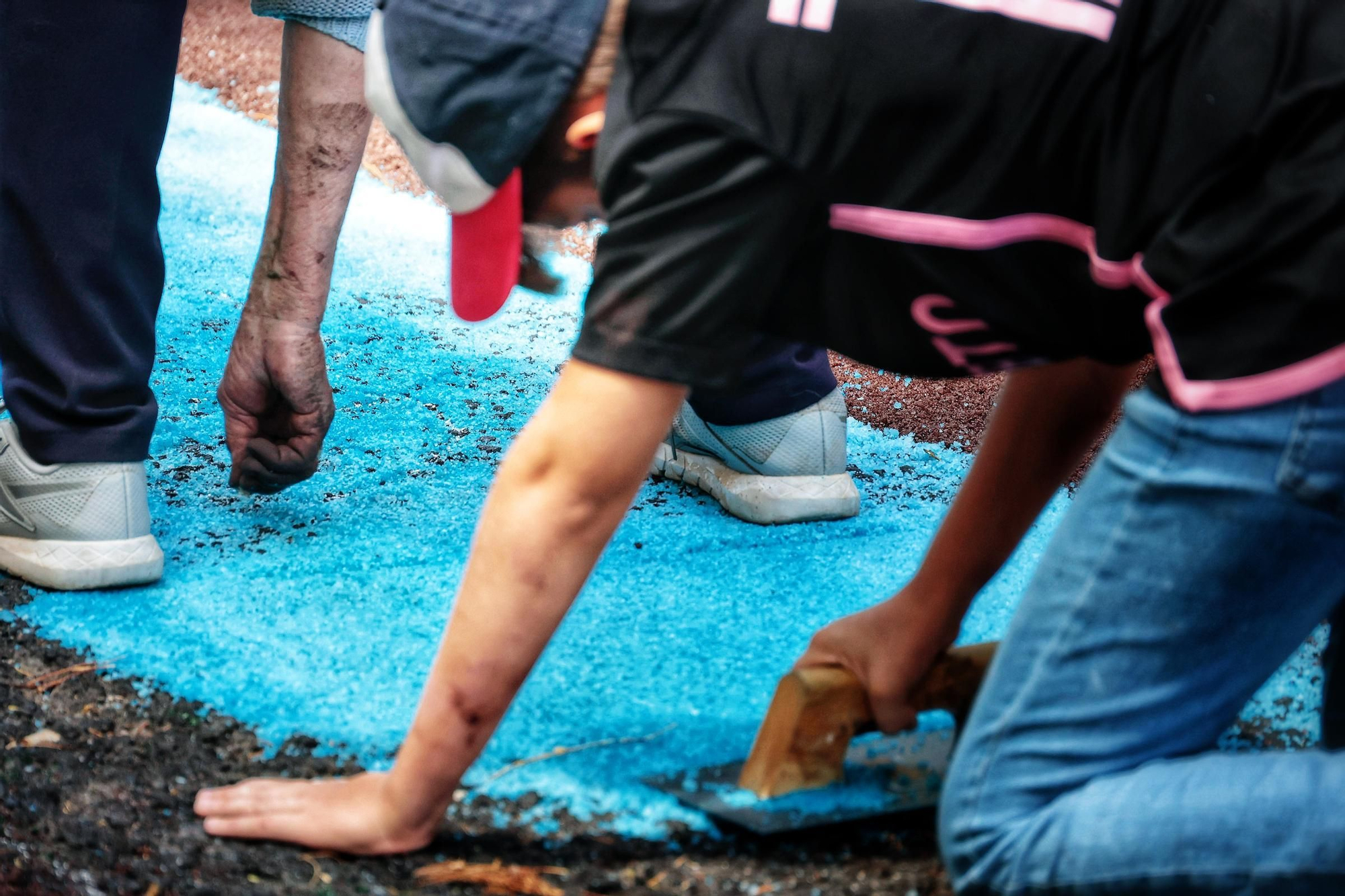 Elaboración de alfombras del Corpus en Santa Cruz