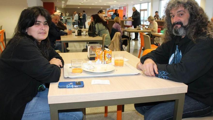 Lilia Cienfuegos y Juan Carlos Macías desayunan en la cafetería de hospitalización del HUCA.