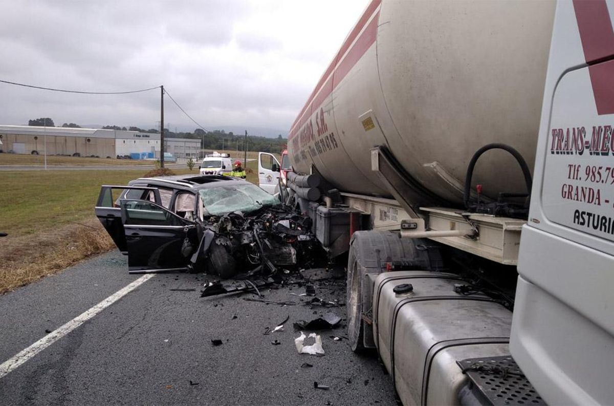 Un conductor fallece en Curtis al chocar un coche y un camión en Teixeiro.