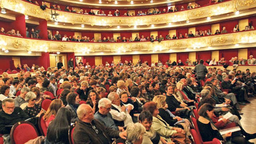 Los aficionados a la ópera llenaronayer las butacas del Teatre Principal.