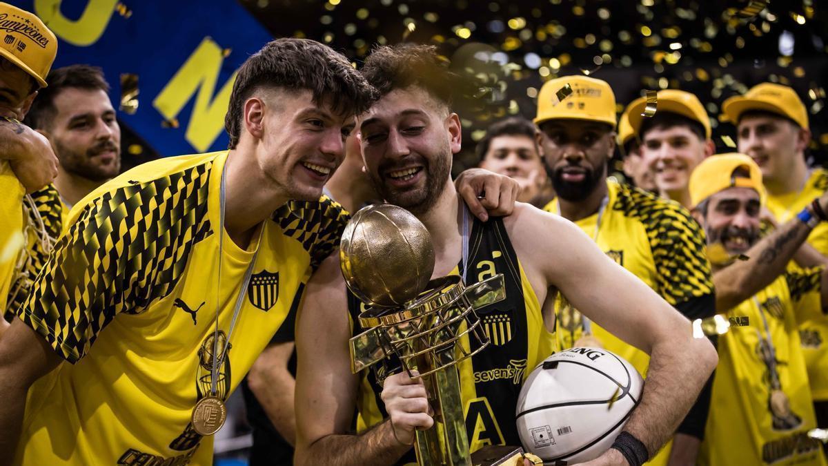 Joaquín Rodríguez, en la celebración del título con Peñarol.