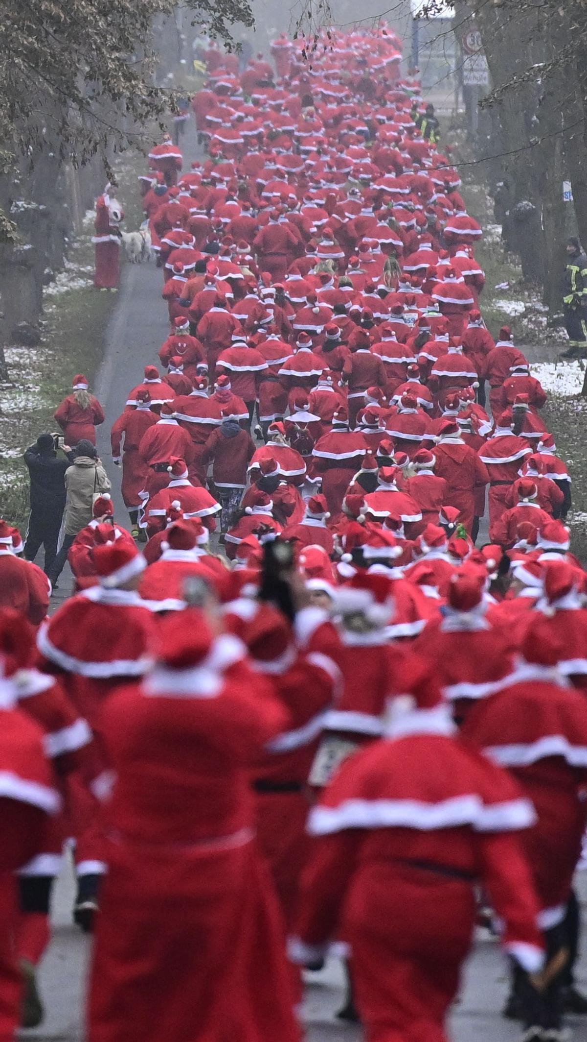 Carrera multitudinaria de papas Noel en Michendorf (Alemania)