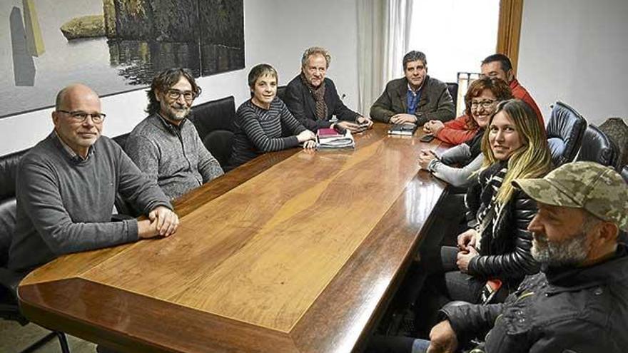 Momento de la reunión entre afectados y representantes políticos.