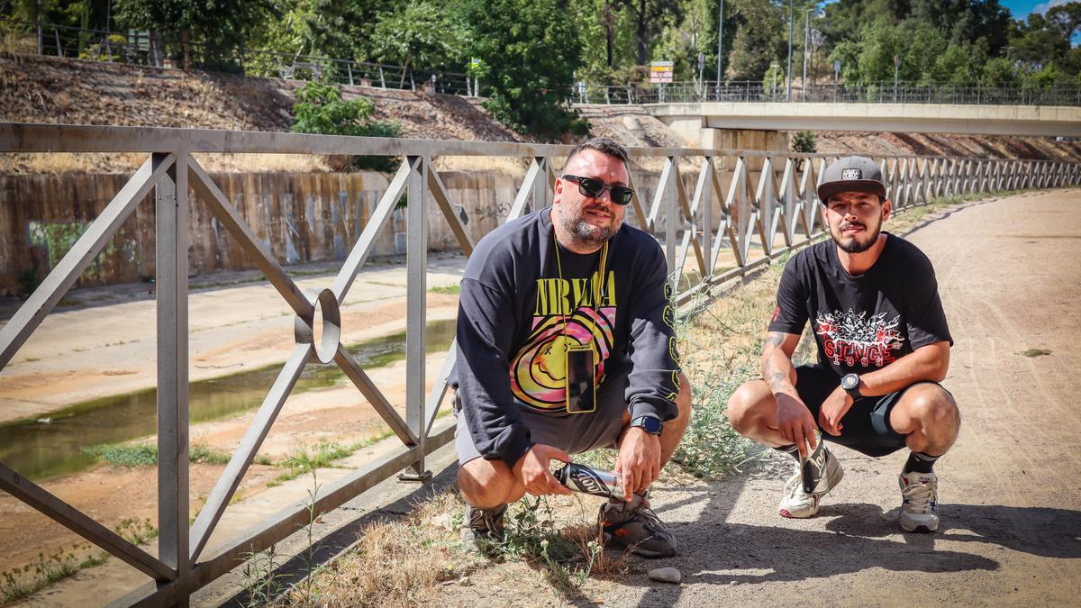 Alejandro Pajuelo, &#039;Chino&#039; (derecha) y José Antonio Agúndez, junto al cauce del arroyo Rivillas.