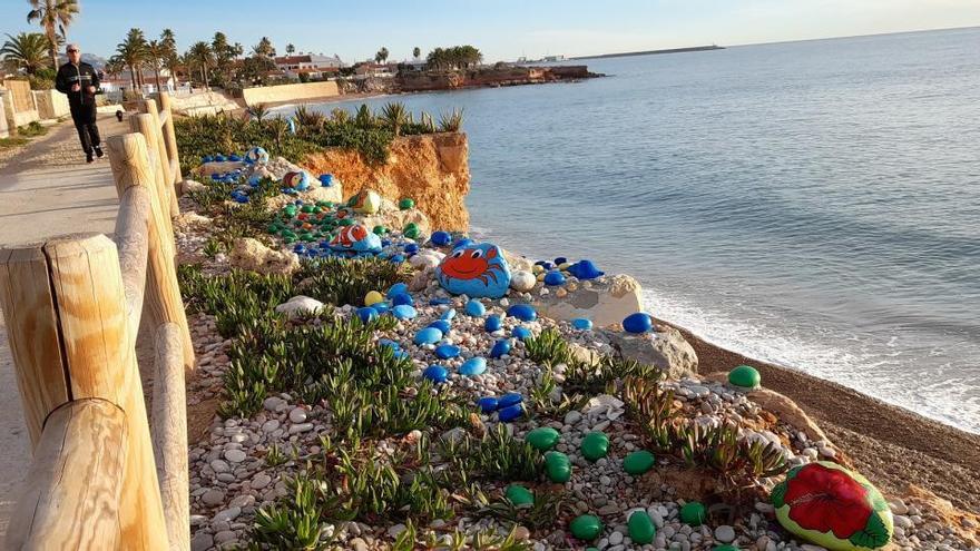 Así decoran vecinos de Vinaròs un tramo de costa devastado por los temporales