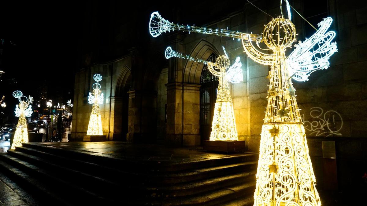 En la escalinata de la iglesia Santiago de Vigo (García Barbón) hay cuatro ángeles iluminados de cuatro metros de altura.