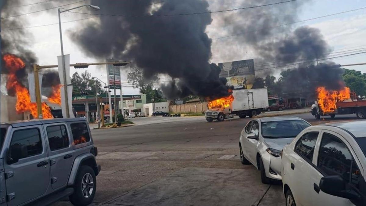 Vehículos incendiados durante un enfrentamiento de grupos armados con las fuerzas federales en Culiacán,  en el estado mexicano de Sinaloa.
