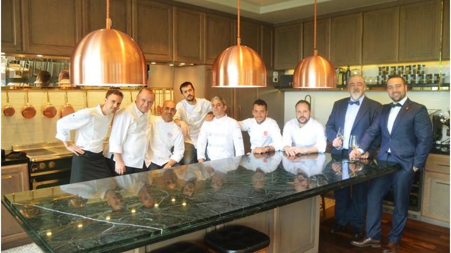 Los cocineros y sumillers gallegos, con los responsables de cocina del hotel Capella.