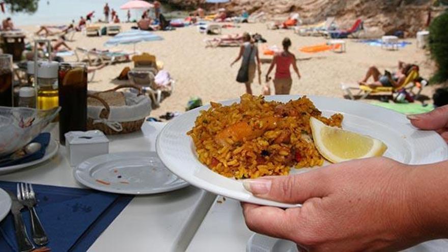 Comer en la playa una paella o tomarse una cerveza y una tapa de marisco es una de las aficiones que más gusta a los españoles.