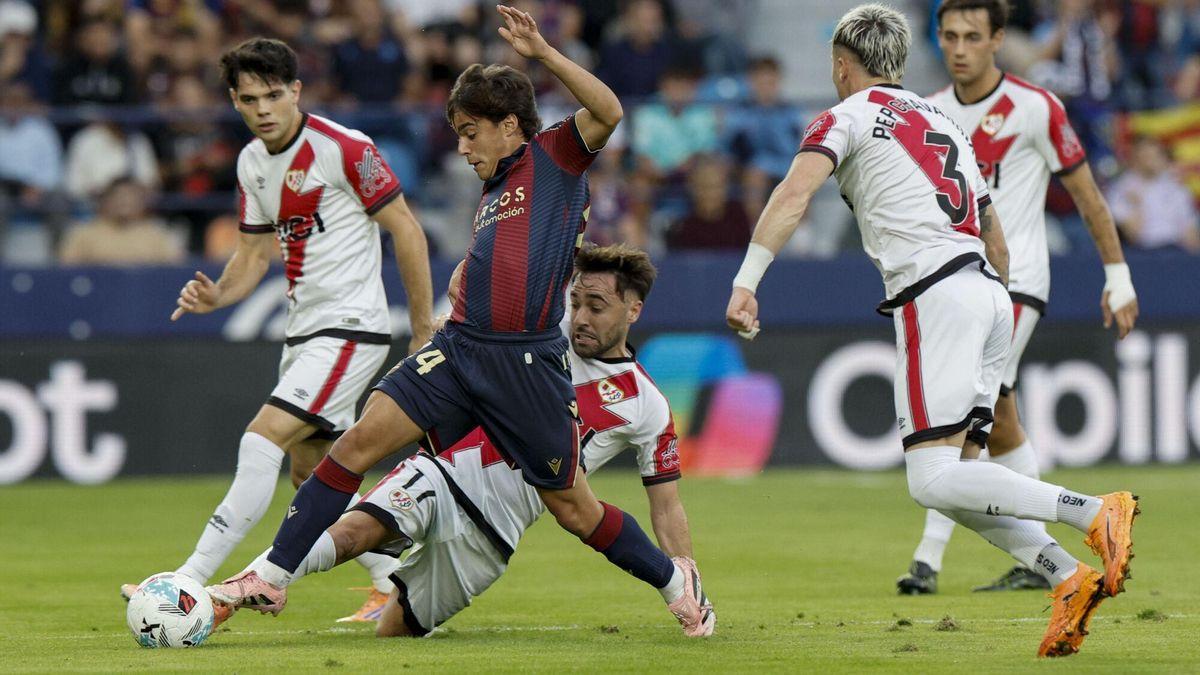 El jugador del Levante Carlos Álvarez (i) pelea un balón ante el centrocampista del Rayo Vallecano Unai López (c) este domingo, durante el partido de la jornada 9 de LaLiga EA Sports, entre el Levante UD y el Rayo Vallecano, en el Estadio Ciudad de Valencia. EFE/ Kai Forsterling. (Levante) (Rayo)