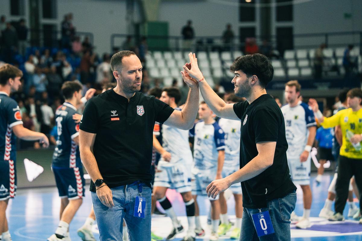 El entrenador vigués del Alicante, Roi Sánchez, celebra el triunfo de la primera vuelta ante el Frigoríficos del Morrazo (34-24) en su estreno en el banquillo alicantino.