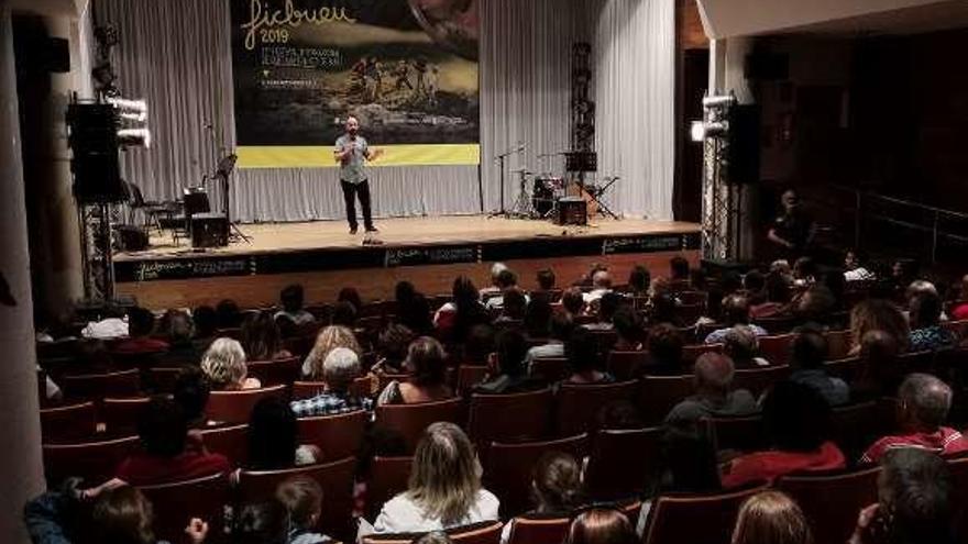 Manuel Pena se dirige al público en el Centro Social do Mar. // S. Á.