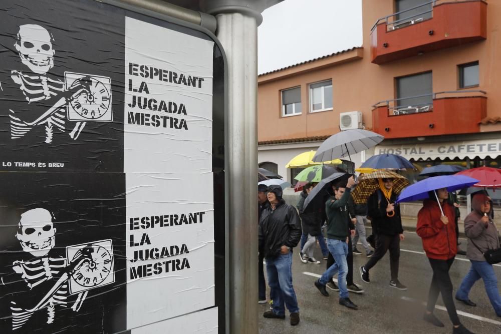 Mig miler de persones desafien el feixisme i la pluja a Verges