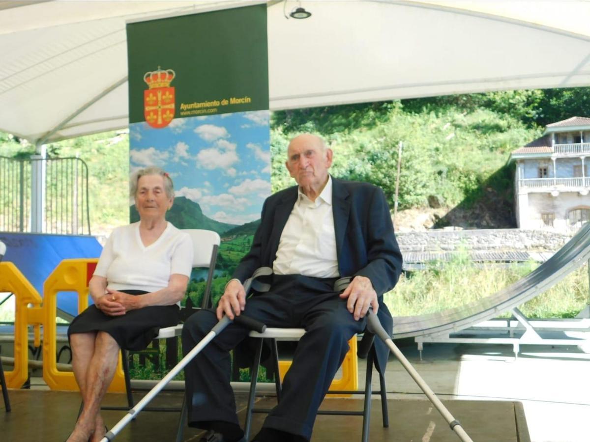 Francisca Rivero y José Luis Fernández, ambos de 94 años, sentados, antes de recibir el homenaje.